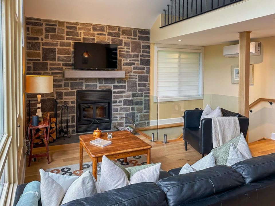 Le Mimosa Monthly Winter Stay Ski Retreat Chalet in Morin-Heights