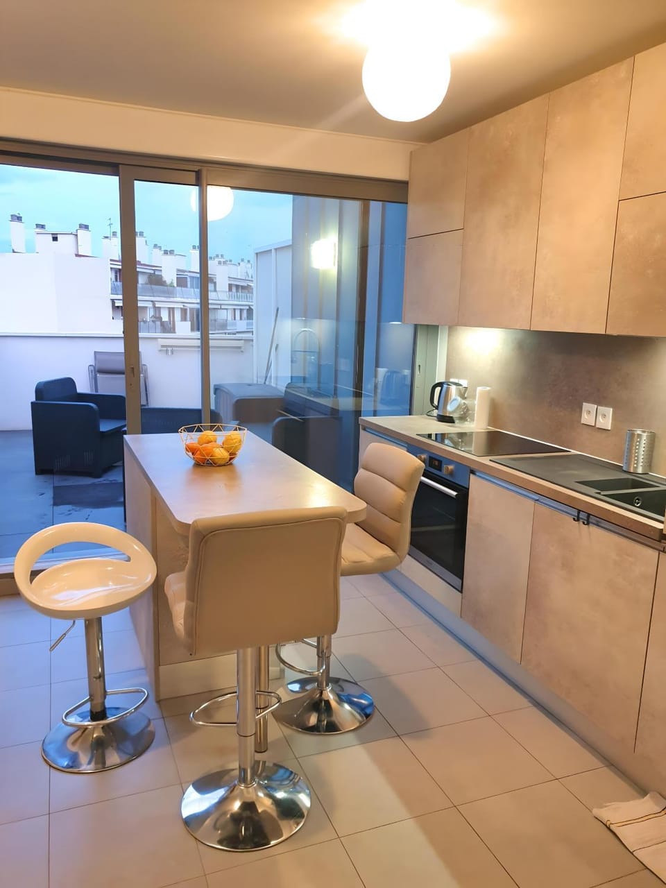 Modern Top-Floor Apartment with Terrace, AC & Free Private Secured Parking Apartment in Roquebrune-Cap-Martin