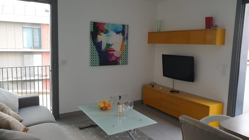 Modern Top-Floor Apartment with Terrace, AC & Free Private Secured Parking Apartment in Roquebrune-Cap-Martin
