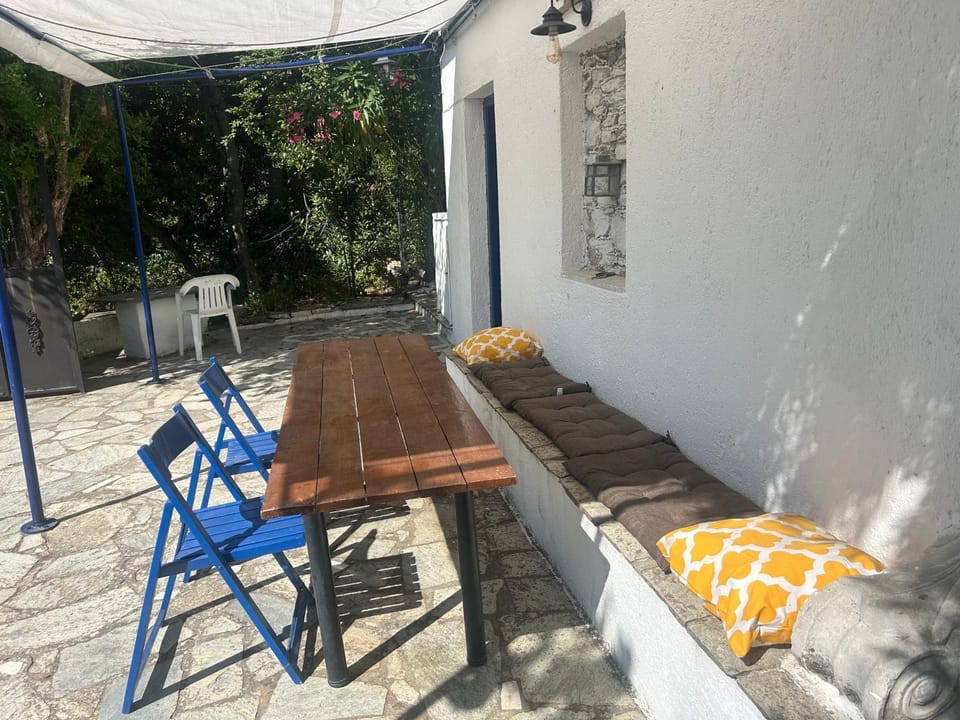 Patio, Day, Seating area, Dining area