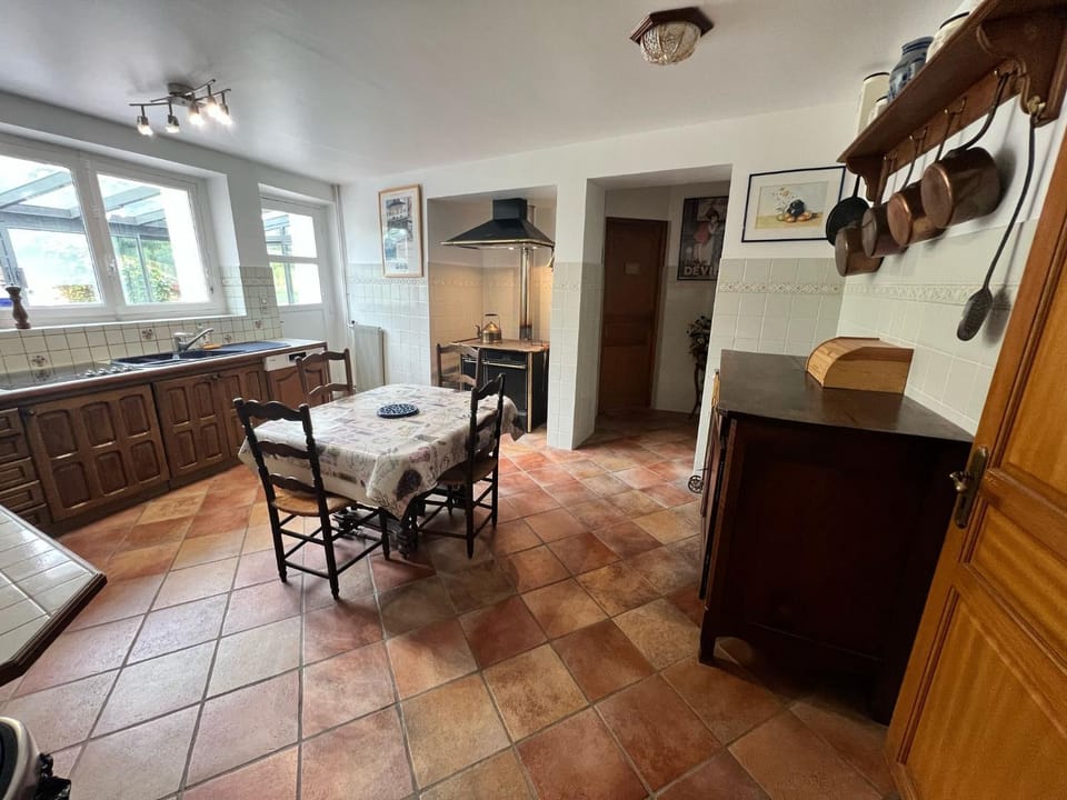 Kitchen or kitchenette, Dining area, oven