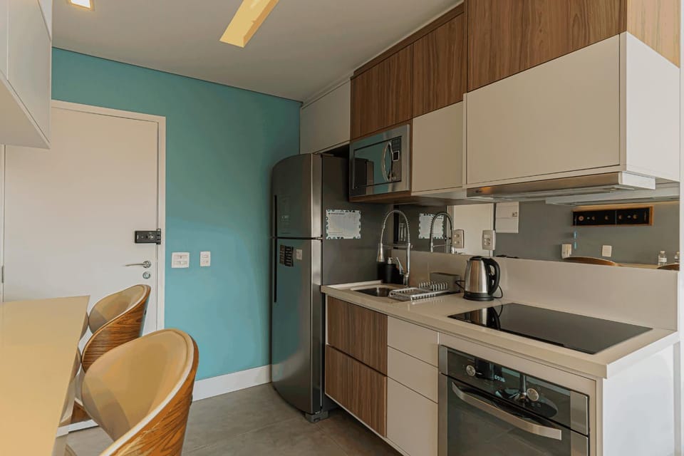 Coffee/tea facilities, Kitchen or kitchenette, Dining area, oven, stove