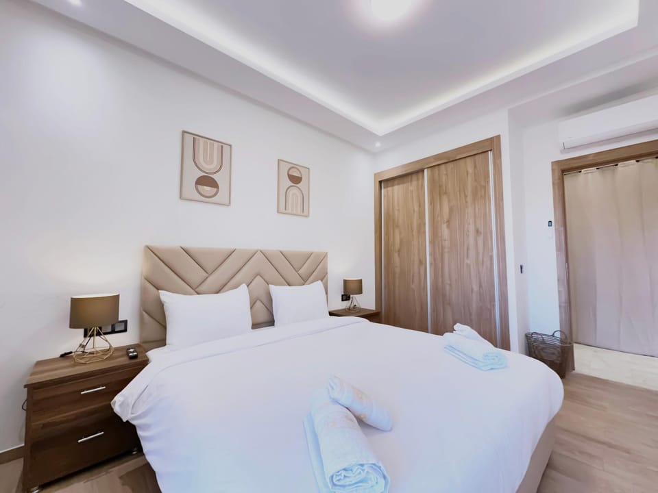 Bed, TV and multimedia, Photo of the whole room, Bedroom, towels, wardrobe