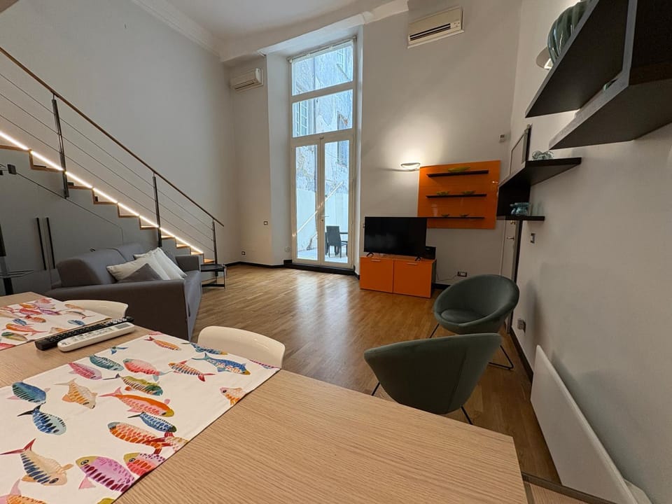 TV and multimedia, Seating area, Dining area