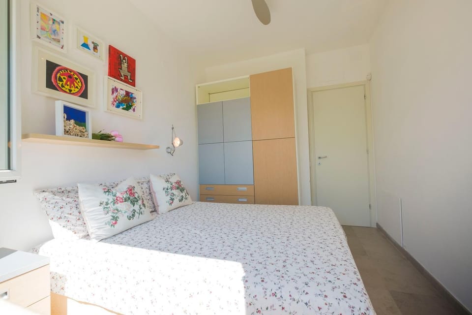 Photo of the whole room, Bedroom, wardrobe