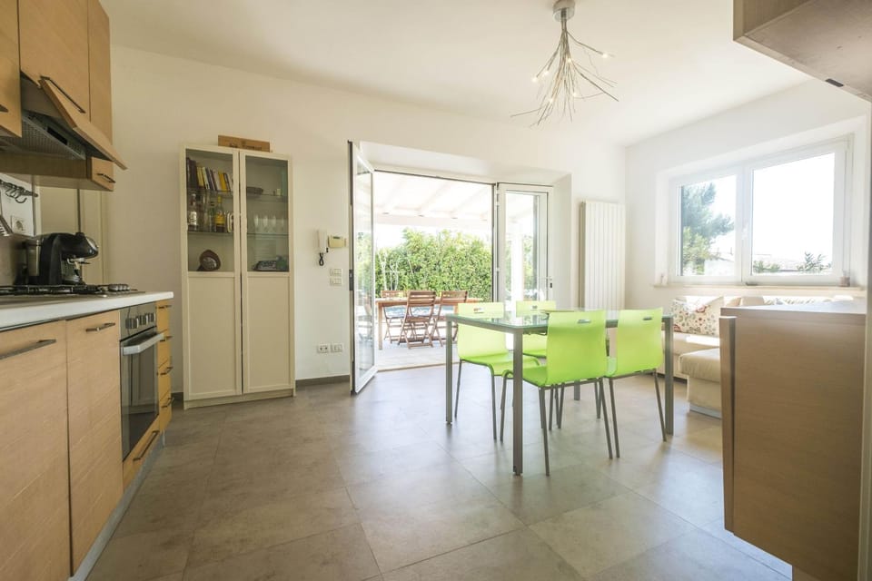 Kitchen or kitchenette, Living room, Seating area, Dining area, oven, stove