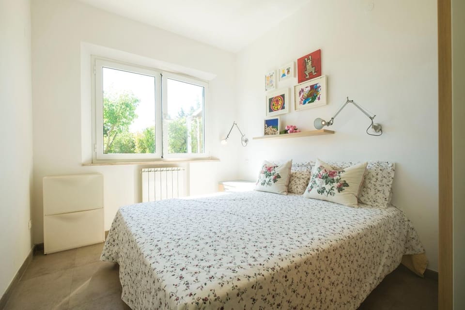 Bed, Living room, Photo of the whole room, Seating area, Bedroom