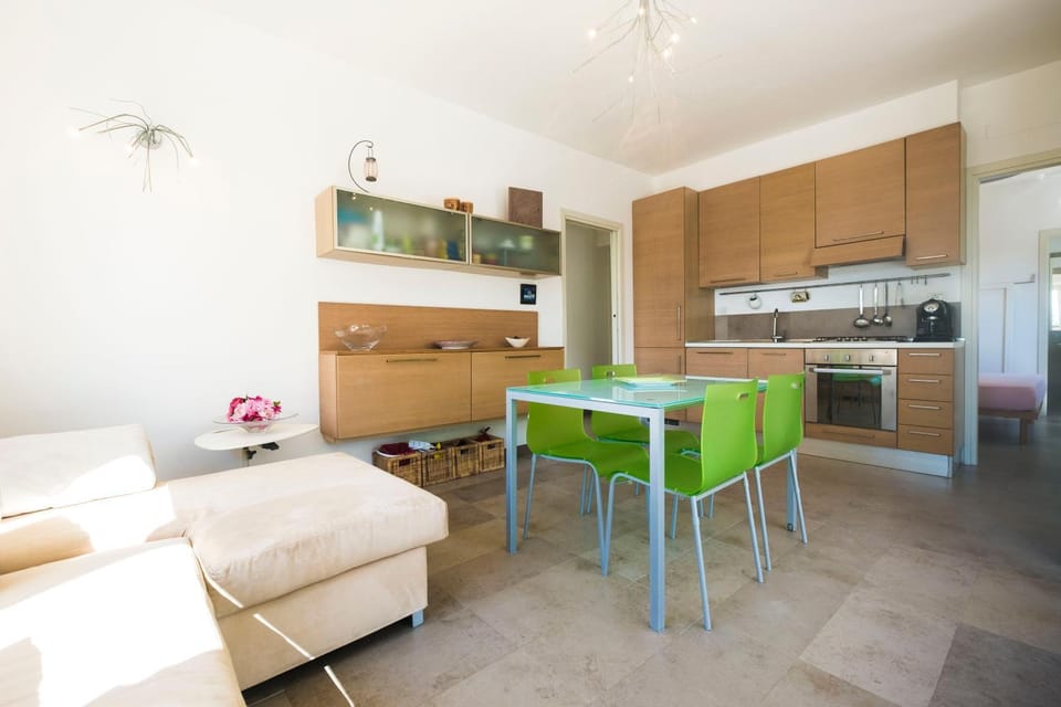Kitchen or kitchenette, Living room, Seating area, Dining area, oven, stove