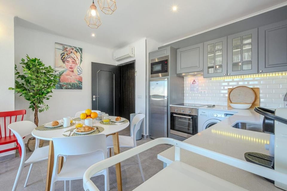 Kitchen or kitchenette, Dining area, oven, stove