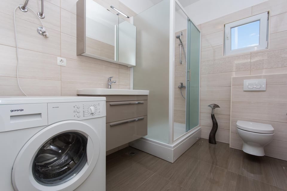 Shower, Toilet