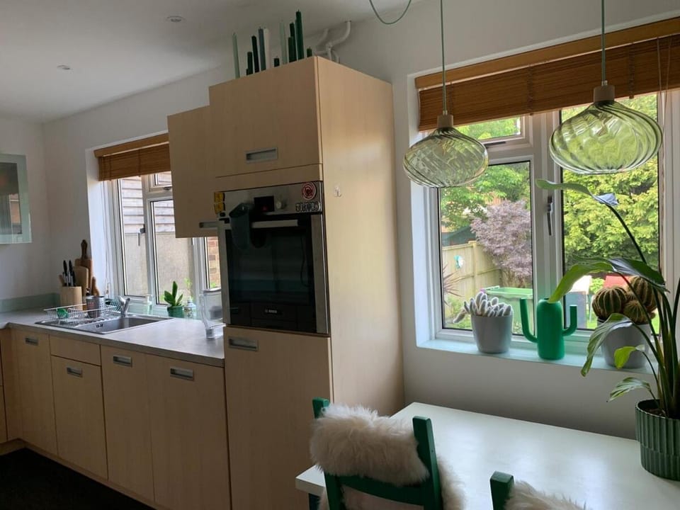 2 double bed with cozy garden & off-road parking House in Folkestone