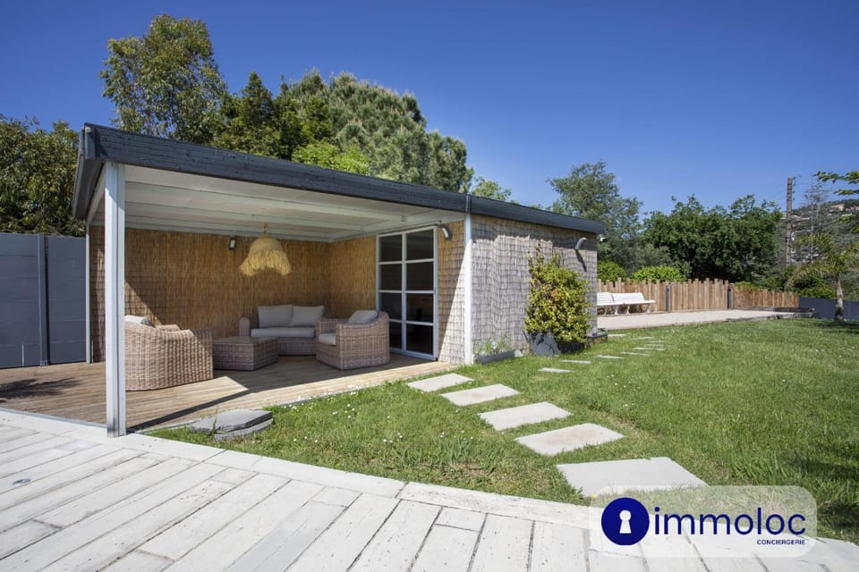 Air-conditioned villa with pool and garden Villa in Mandelieu-La Napoule