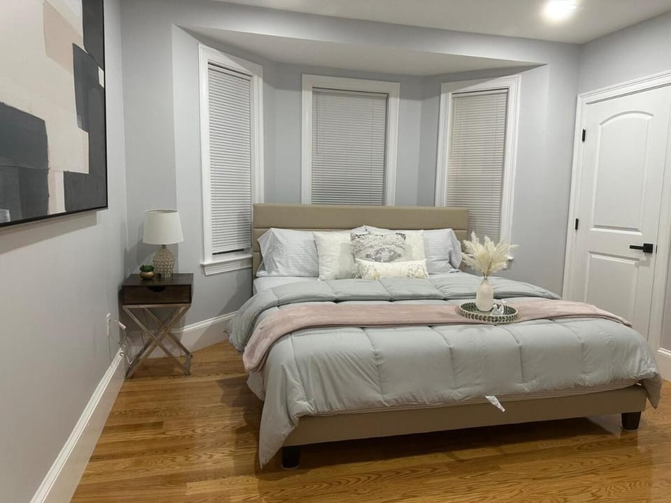 85a Charming Boston Base, 3BR, 2BA Ideal for Families Apartment in Quincy