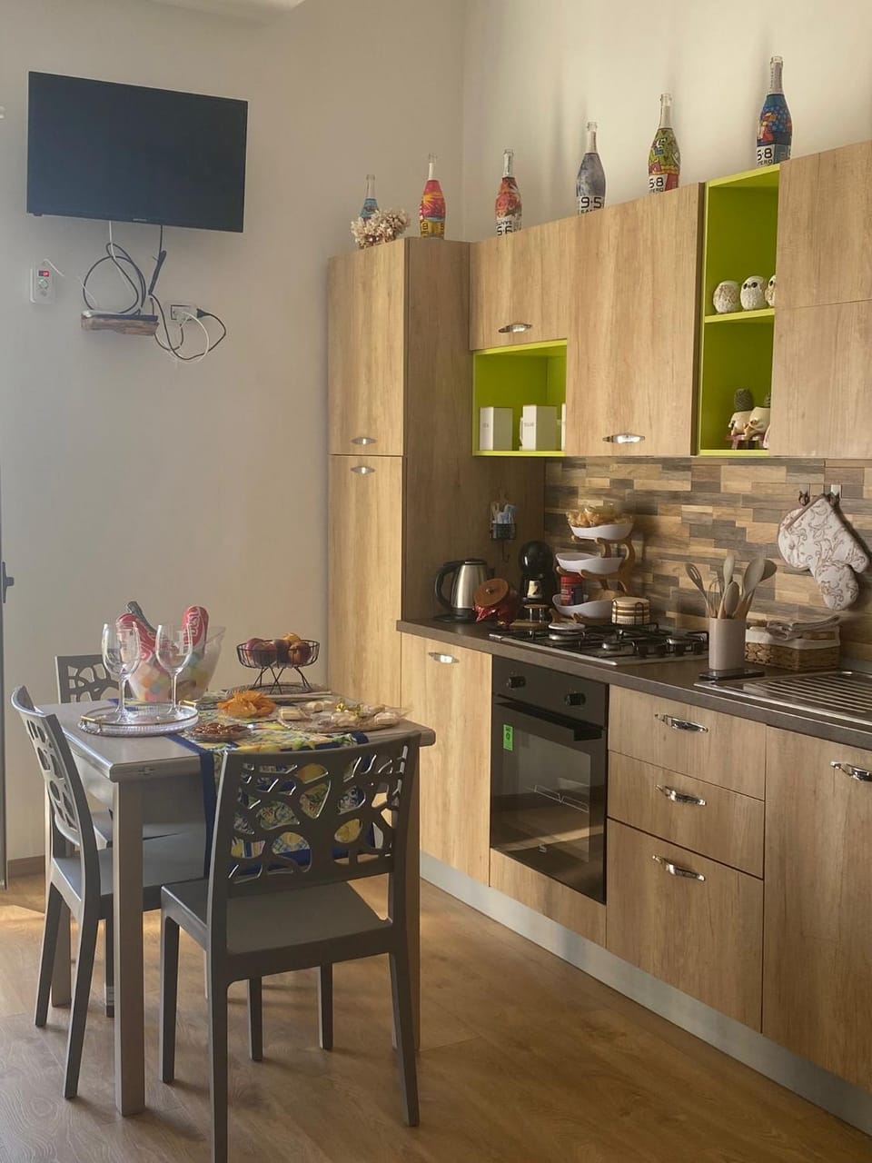 TV and multimedia, Coffee/tea facilities, Kitchen or kitchenette, Dining area, oven, stove
