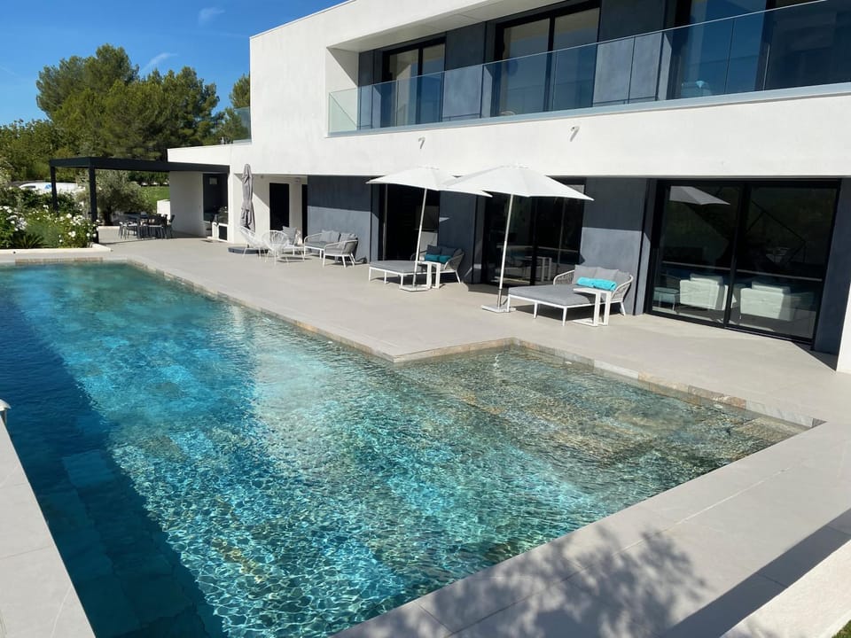 Patio, Day, Swimming pool, Swimming pool, sunbed