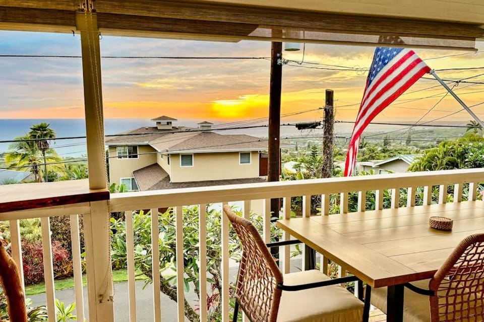 Pualani Island Getaway - Main House- 30-night minimum House in Holualoa