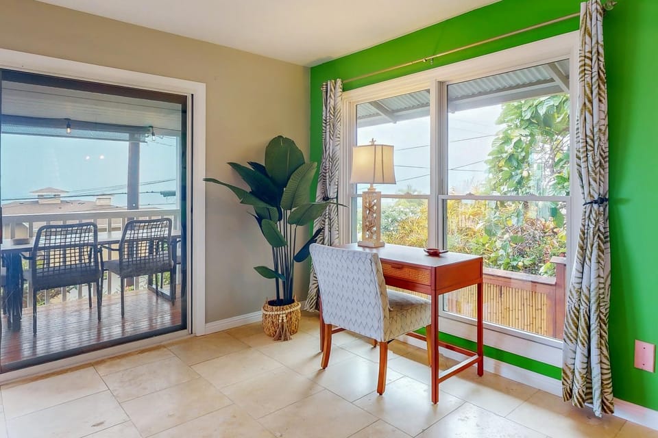 Pualani Island Getaway - Main House- 30-night minimum House in Holualoa