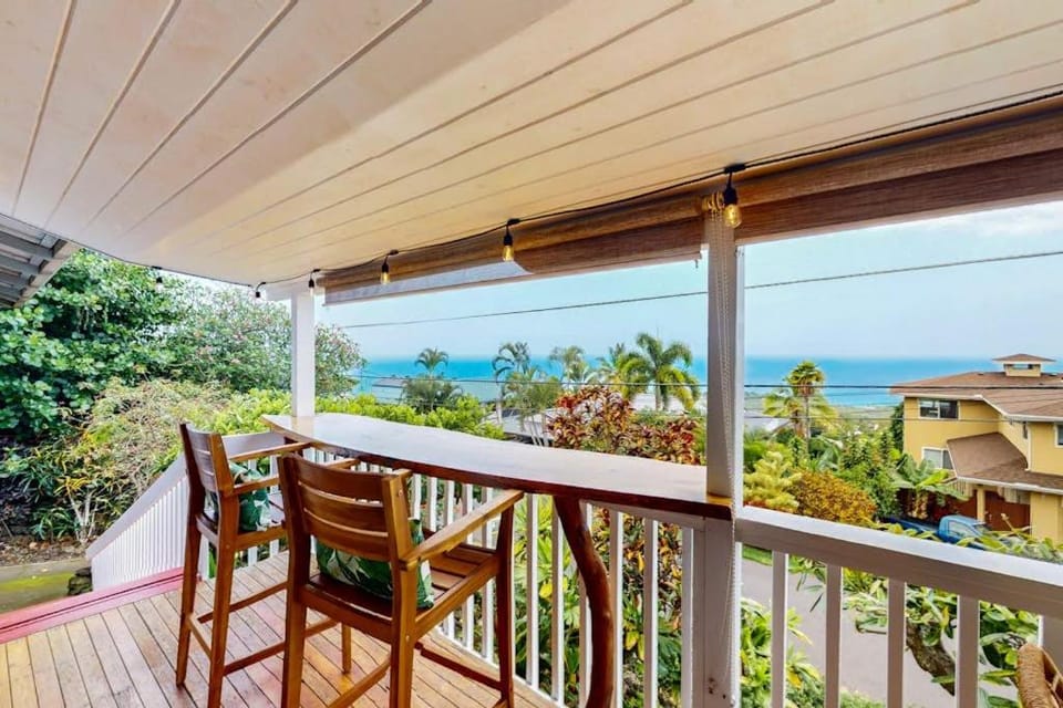Pualani Island Getaway - Main House- 30-night minimum House in Holualoa