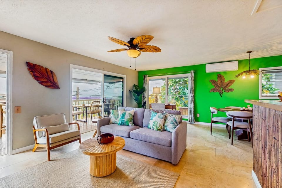 Pualani Island Getaway - Main House- 30-night minimum House in Holualoa