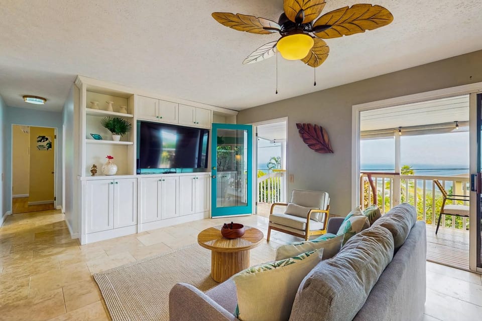 Pualani Island Getaway - Main House- 30-night minimum House in Holualoa