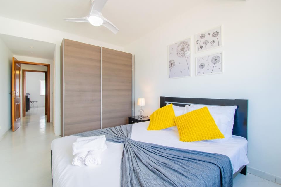 Photo of the whole room, Bedroom, wardrobe