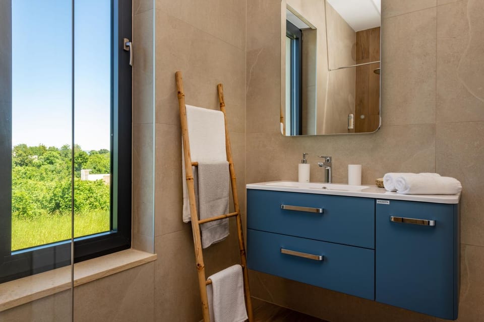 Bathroom, towels
