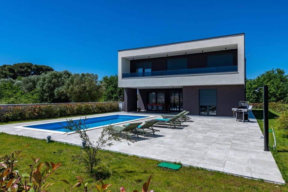 Property building, Day, Garden, Garden view, Pool view, Swimming pool, sunbed