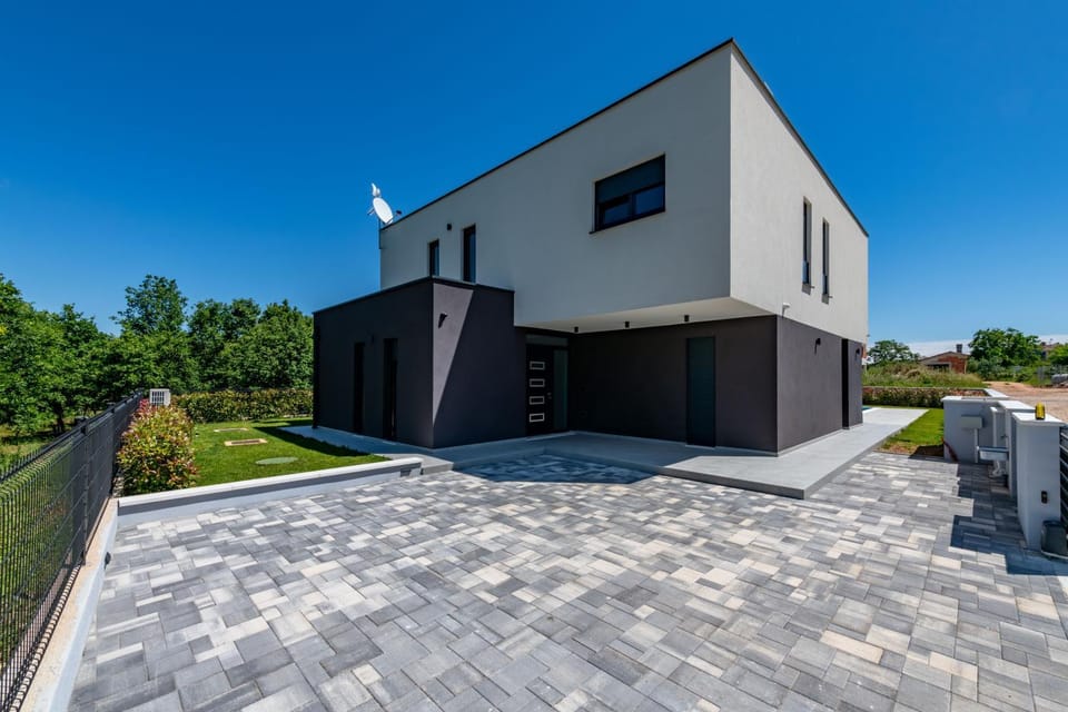 Property building, Day