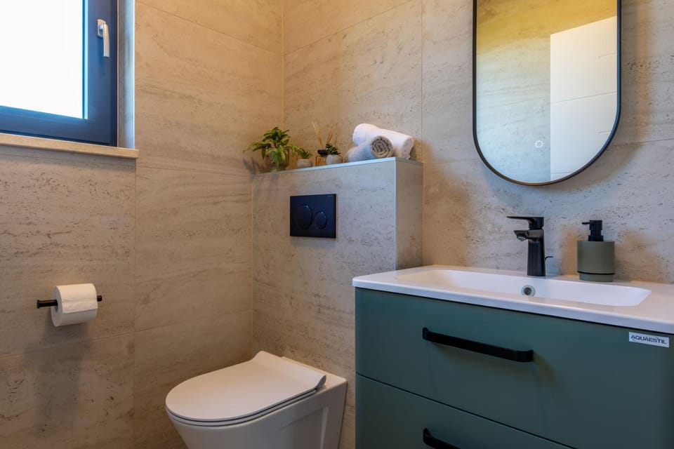 Toilet, Bathroom, towels