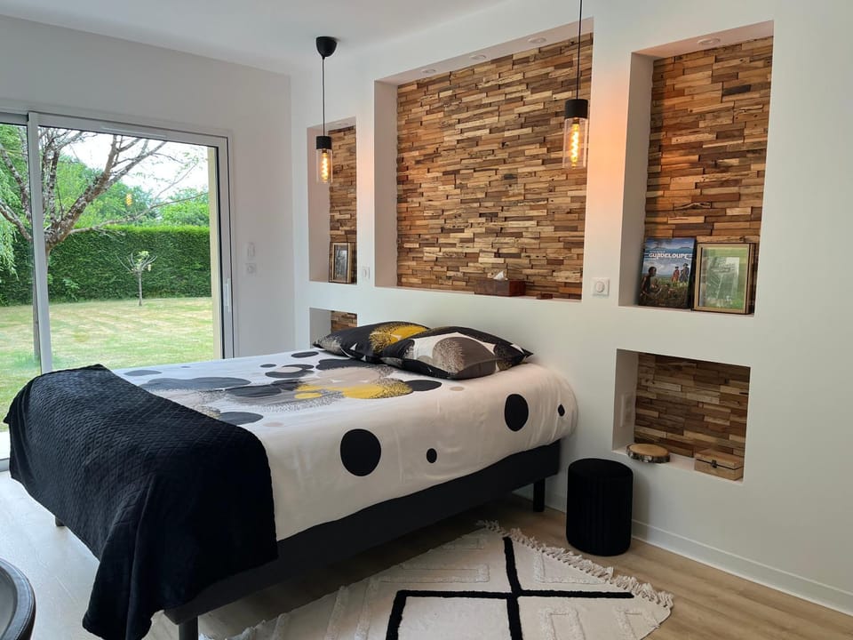 Bed, Photo of the whole room, Bedroom