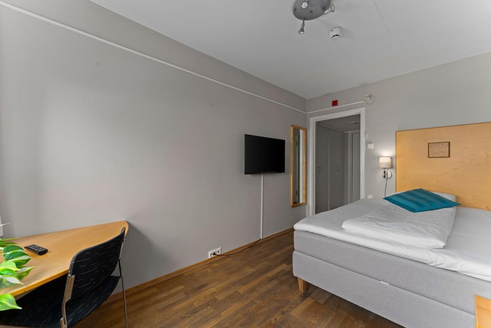 TV and multimedia, Photo of the whole room, Bedroom