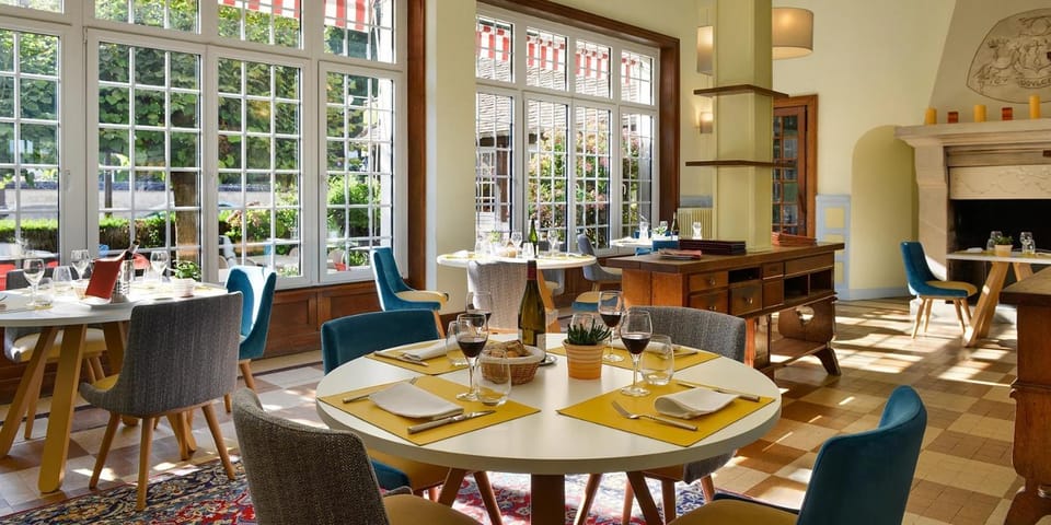 Restaurant/places to eat, Food and drinks, Banquet/Function facilities, Food