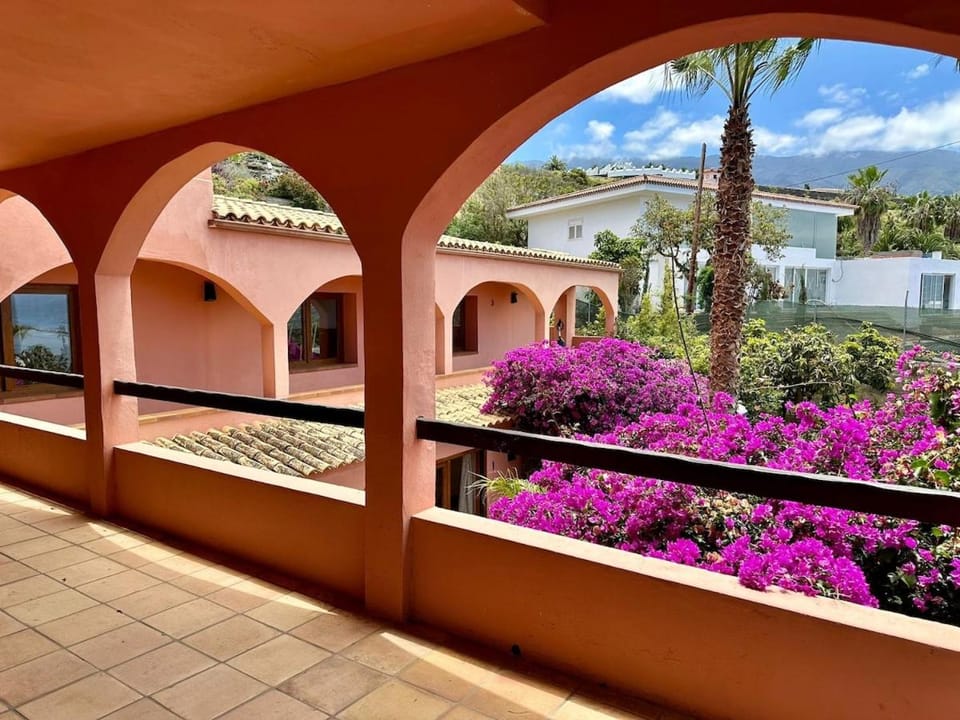 Property building, Natural landscape, Balcony/Terrace, Garden view
