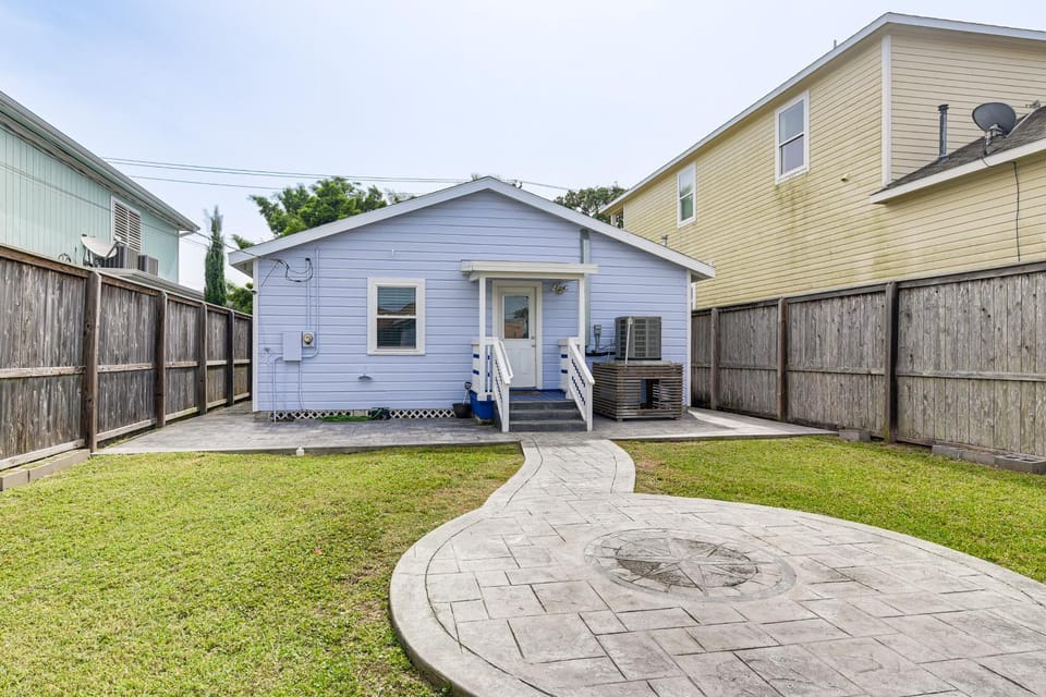 Steps to Seawall: Fenced Family Home in Galveston! House in Galveston Island