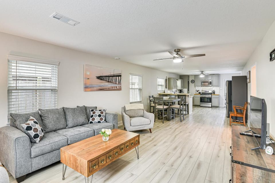 Steps to Seawall: Fenced Family Home in Galveston! House in Galveston Island