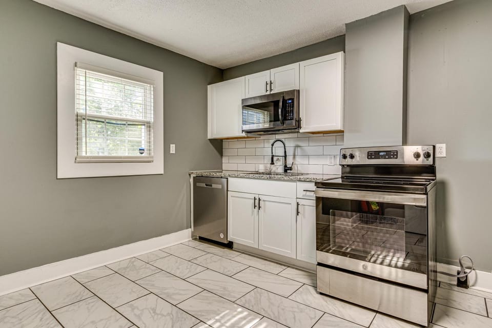 2 Mi to Mass Ave Convenient Townhome with Yard! House in Indianapolis