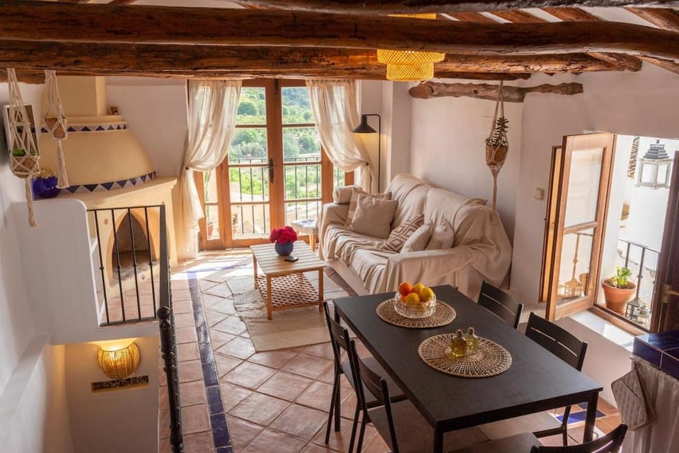Living room, Seating area, Dining area, fireplace