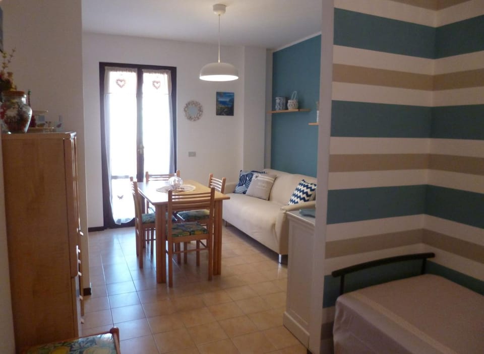 Bed, Living room, Seating area, Dining area