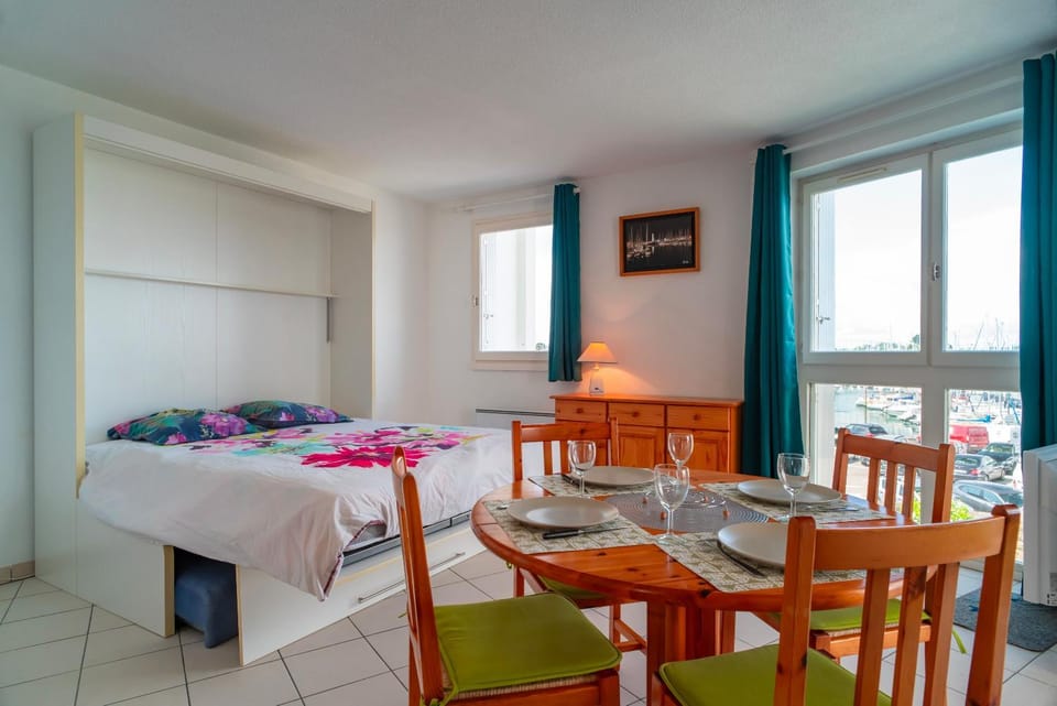 Bed, Dining area