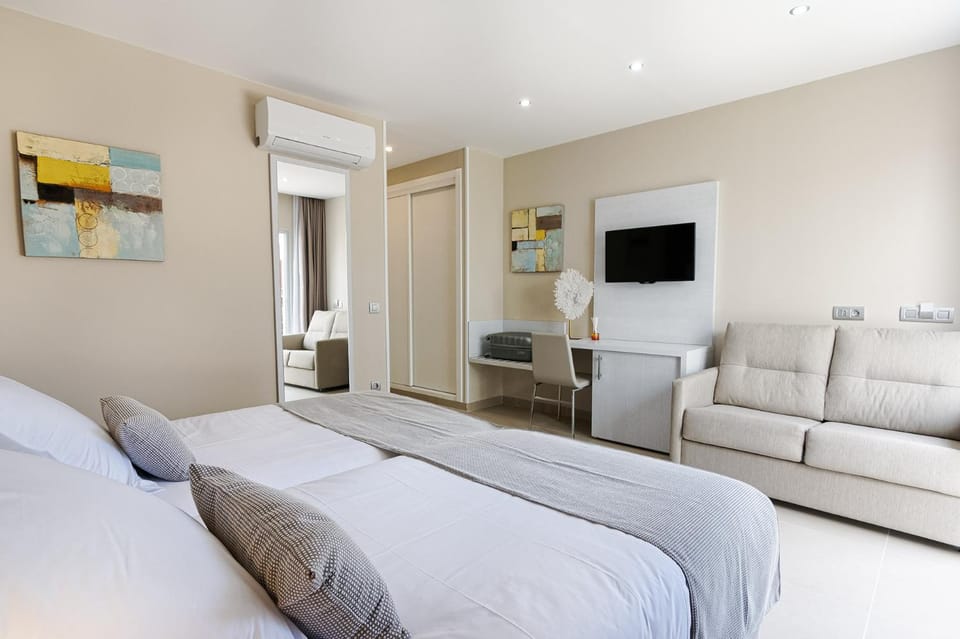 Bed, Living room, Photo of the whole room, Bedroom, air conditioner