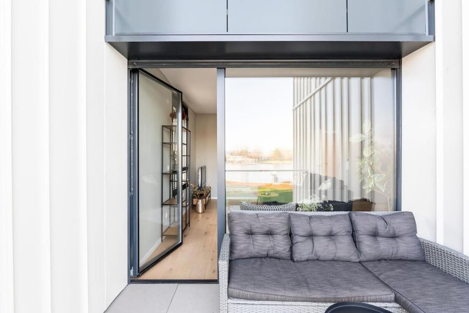 Basel-Tram 8-Tristate-Bridge-Riverview Apartment in Weil am Rhein