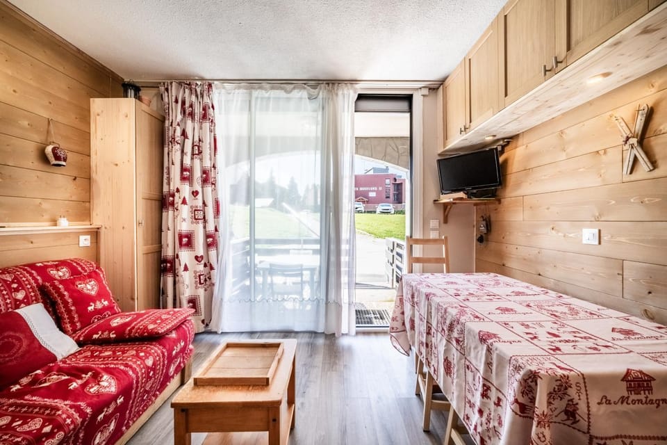 Property building, Living room, Bedroom