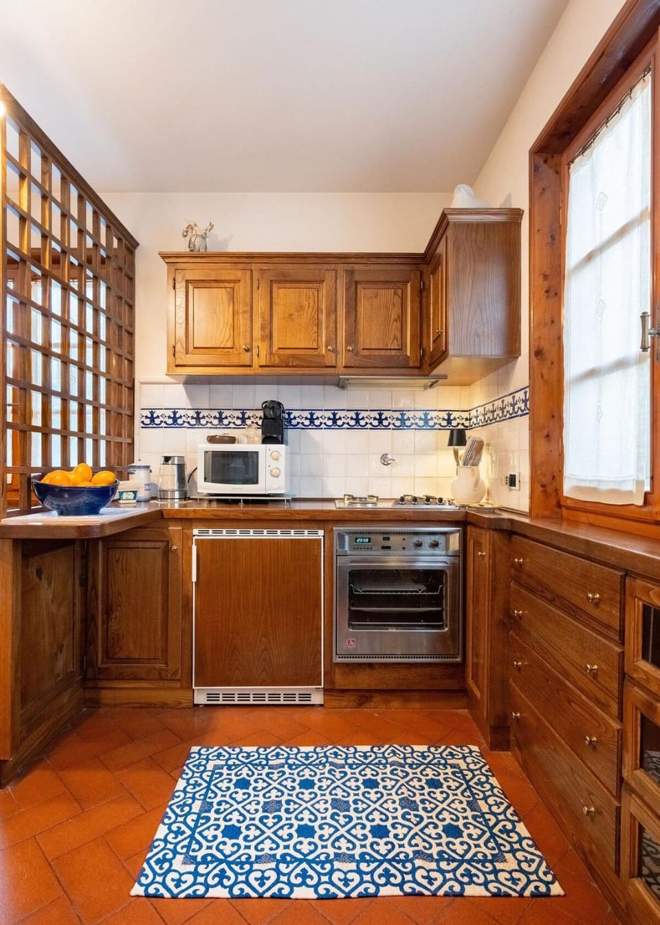 Kitchen or kitchenette, microwave, stove