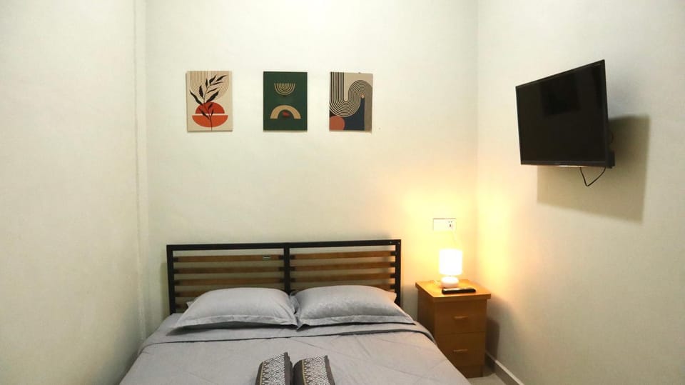 Bed, TV and multimedia, Photo of the whole room