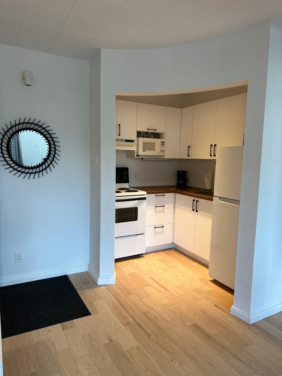 Kitchen or kitchenette, minibar, oven, stove