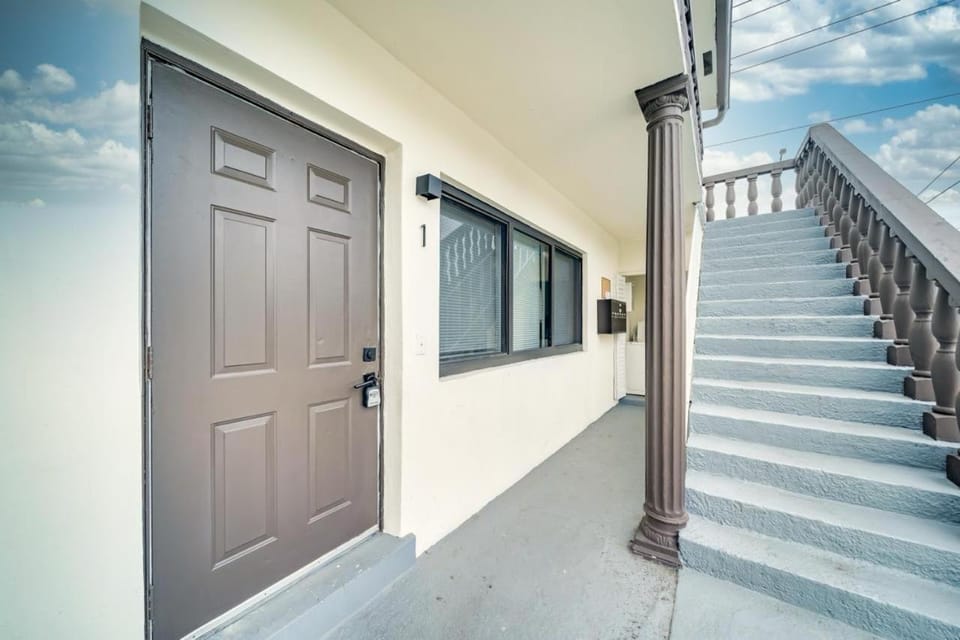 Luxury Beach - Resort for 6 ppl with pool Apartment in Oakland Park