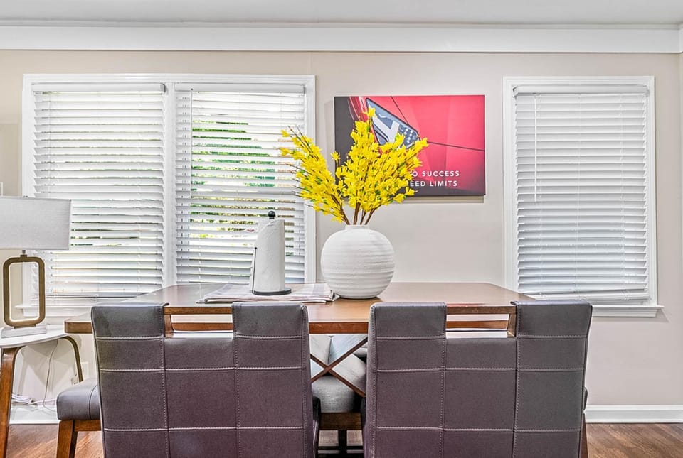 Seating area, Dining area