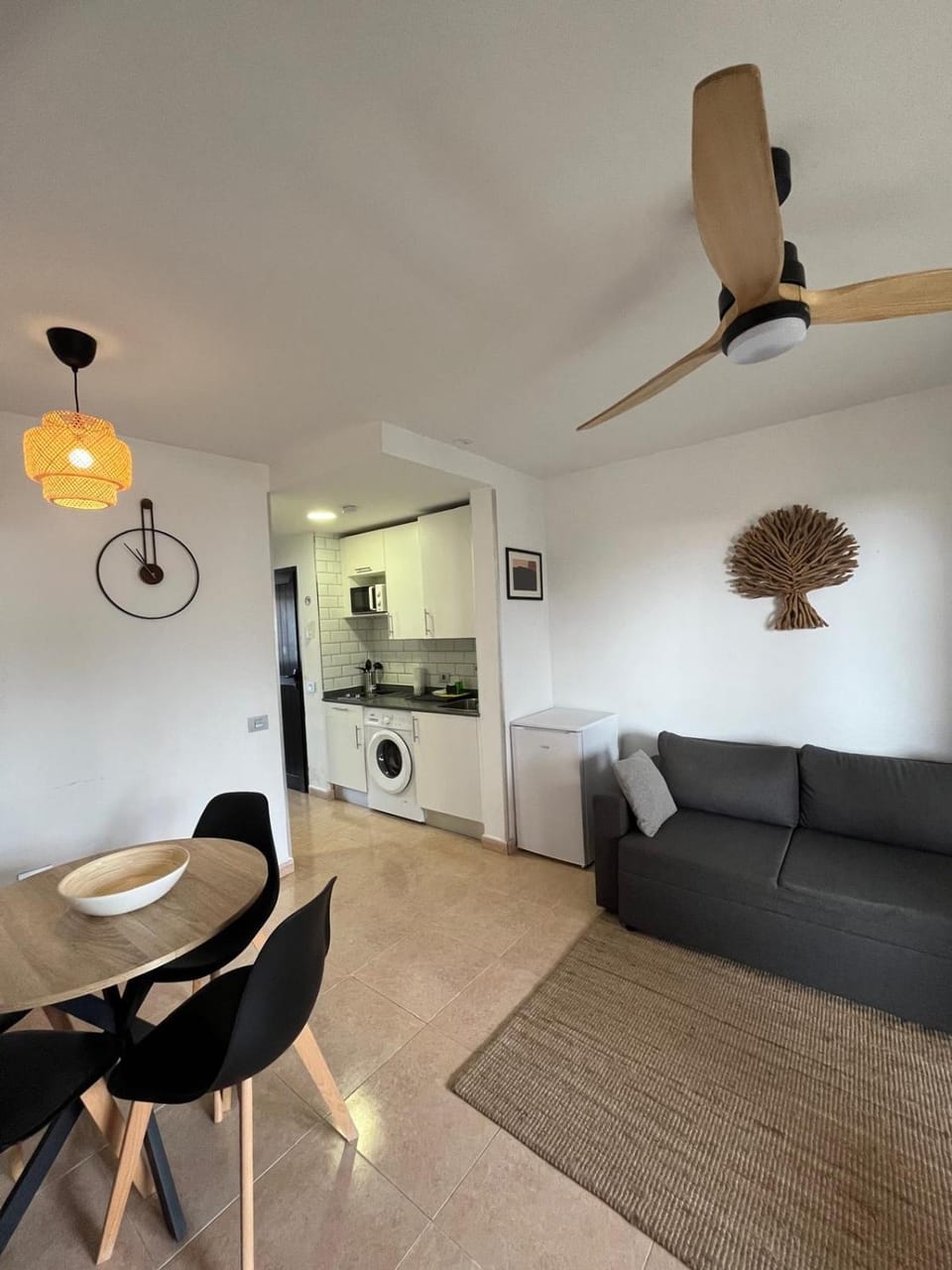 Kitchen or kitchenette, Living room, Seating area, Dining area