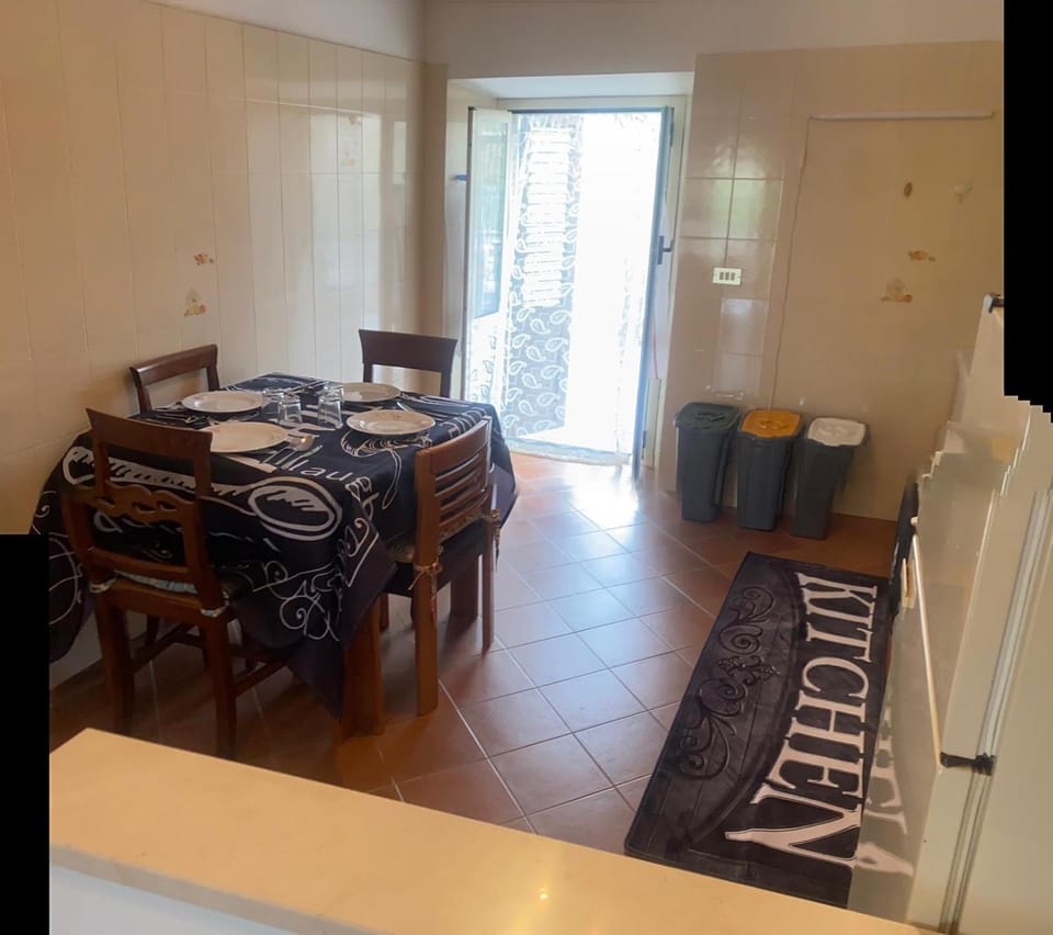 Kitchen or kitchenette, Seating area, Dining area