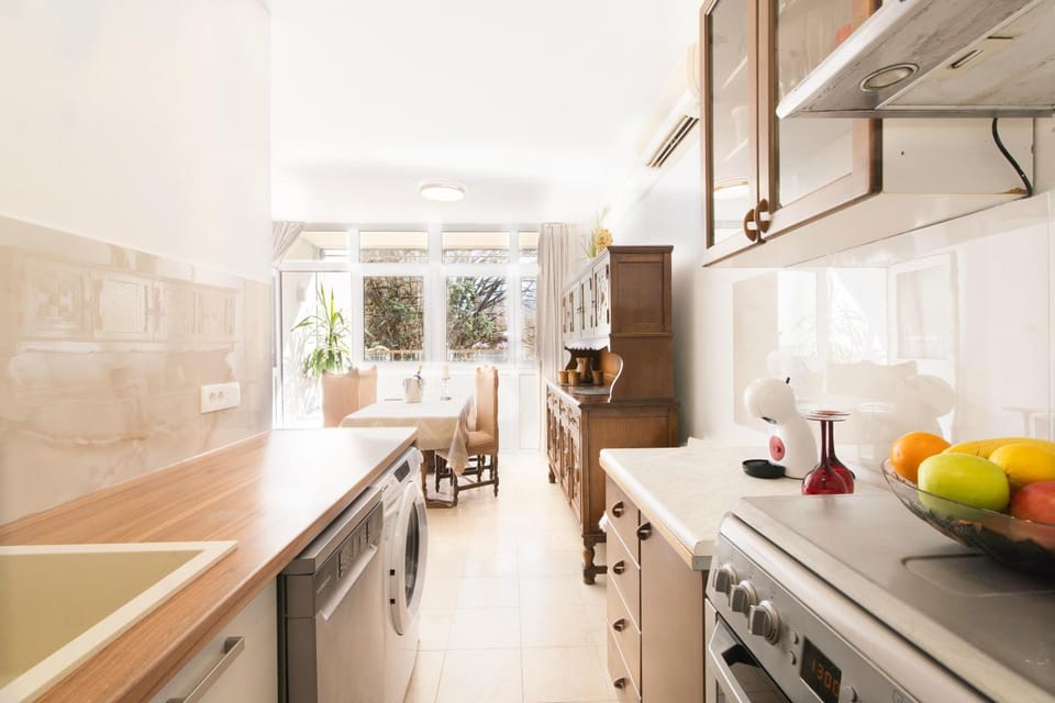 Kitchen or kitchenette, dishwasher, oven, washing machine